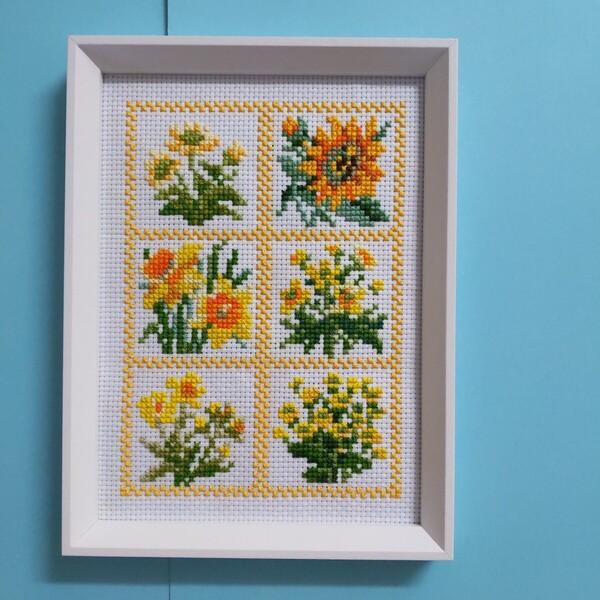 クロスステッチ刺繍完成品(パステルカラーの小花たち・イエロー系) ハンドメイド・額入り