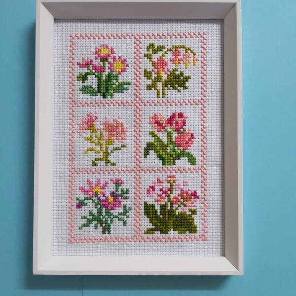 クロスステッチ刺繍完成品(パステルカラーの小花たち・ピンク系) ハンドメイド・ 額入り