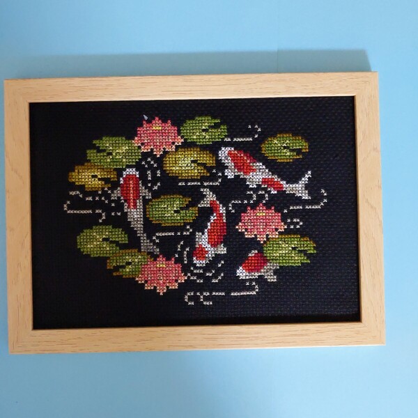 クロスステッチ刺繍完成品(睡蓮と錦鯉) ハンドメイド・ 額入り