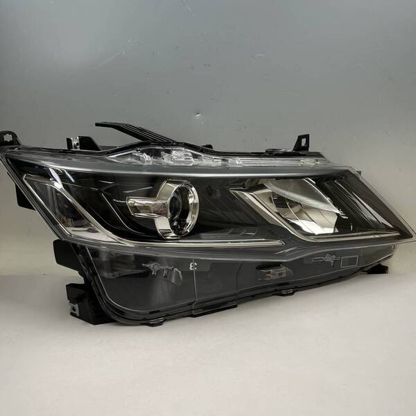 28【S.R】日産 NISSAN セレナ C27 前期 右 ヘッドライト LED KOITO 100-23721 SERENA 刻印:Z 香川発