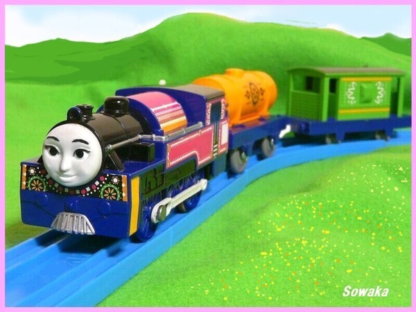 極美品●プラレール トーマスフレンズ★インド~アシマ 女性機関車★簡易清掃 整備点検 走行確認◎隠れ人気きかんしゃ 3両編成◎電池付◎