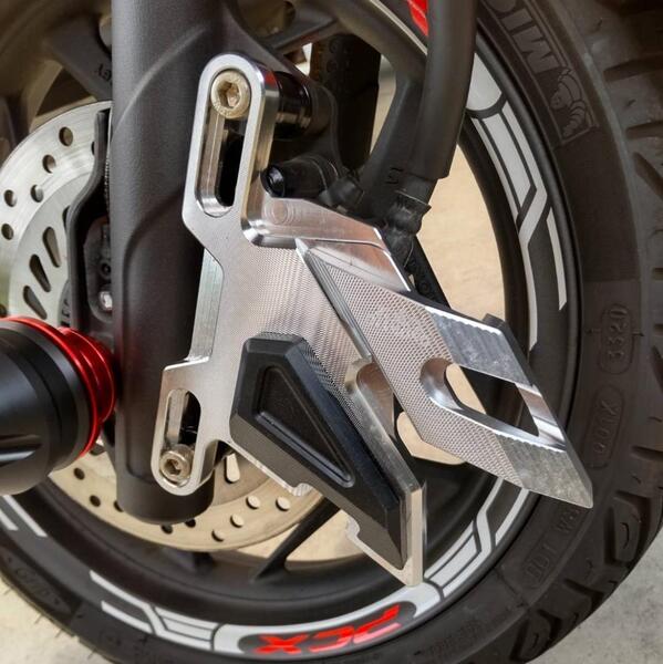 2021年 PCX (JK05/KF47) ブラックダイヤモンド・キャリパーカバー 銀色