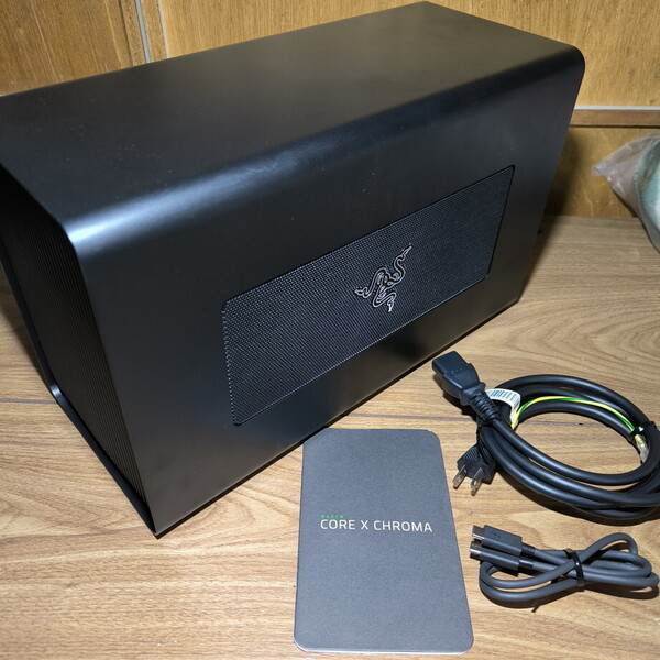 Razer Core X Chroma RC21-0143 外付けGPU(eGPU)BOX ThunderBolt 3 700W Windows Mac RC21-01430100-R3J1