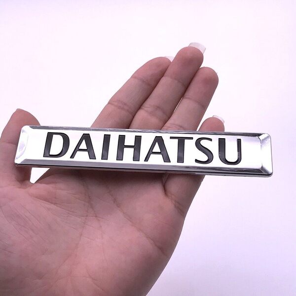 【ゆうパケット送料込】DAIHATSU(ダイハツ) エンブレム メッキシルバー 縦2.5cm×横13.5cm×厚3mm ①
