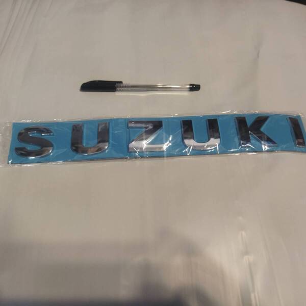 【ゆうパケット送料込】SUZUKI エンブレム メッキシルバー 横33cm×縦4cm×厚さ4mm ① ビッグサイズ スズキ