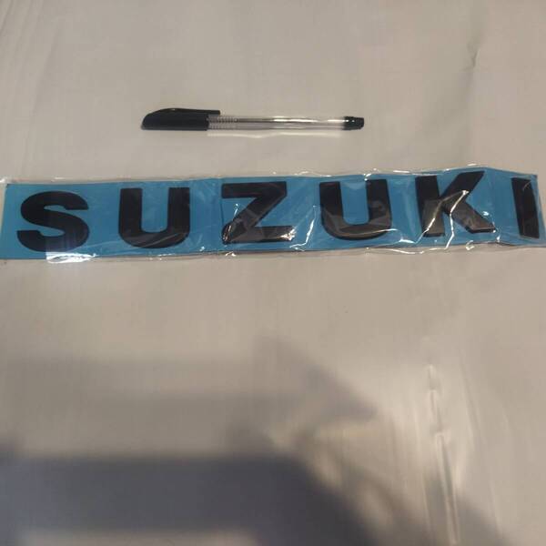 【ゆうパケット送料込】SUZUKI エンブレム マットブラック 横33cm×縦4cm×厚さ4mm ① ビッグサイズ スズキ