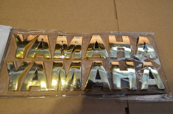 【ゆうパケット送料込】YAMAHA(ヤマハ) 3Dエンブレム 2枚組 ゴールド 横18.2cm×縦8.8cm×厚さ4mm ①