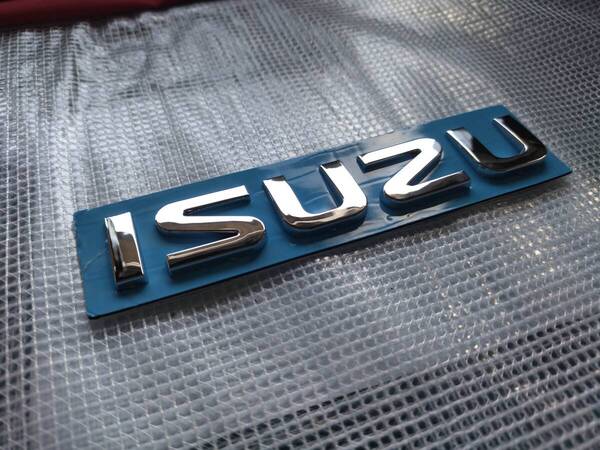 【ゆうパケット送料込】ISUZU(いすゞ) 3Dエンブレム(両面テープ付) メッキシルバー ①