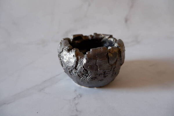【陶房然庵】2号富士砂燻し金彩裂紋鉢076 縄文土器 多肉植物 塊根植物 盆栽 植木鉢 作家鉢 やちむん 沖縄