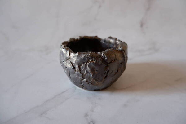 【陶房然庵】2号富士砂燻し金彩裂紋鉢077 縄文土器 多肉植物 塊根植物 盆栽 植木鉢 作家鉢 やちむん 沖縄