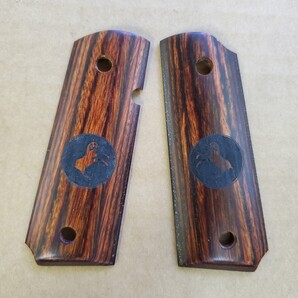 アルタモント 木製グリップ 1911オフィサー/コンパクト用 スムース COLTロゴ入り スーパーローズウッド