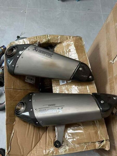 パニガーレ V2 用アクラポビッチ フルエキ マフラー AKRAPOVIC チタン 正規品 マフラー