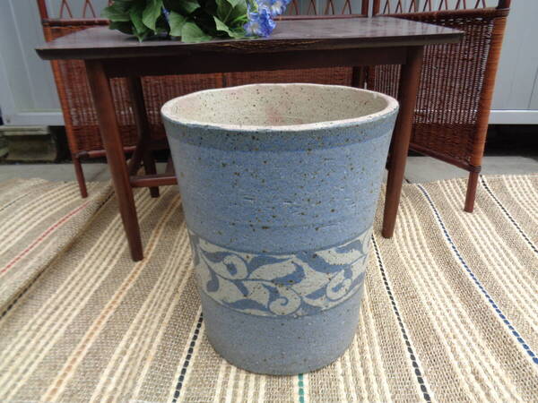 傘立て 陶器 ツル草模様 淡いブルー 中古品