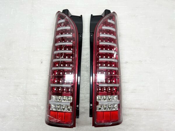 ★訳アリ 送料込★即決 ヴァレンティ ハイエース 200系 LED 左右 テールランプ ライト 60-1351 VALENTI トヨタ 送料無料 8532