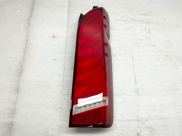 ★点灯OK 良品 送料込★即決 ヴァレンティ ジュエル ハイエース 200系 LED 右 テールランプ ライト VALENTI 送料無料 3151
