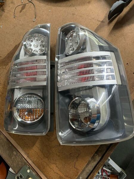 全国送料無料 テールランプ ZRR70W ヴォクシー 左右 点灯確認済み zrr75