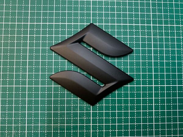 アルト ワゴンR スペーシア ジムニー スイフト エブリイ キャリイ HA36V DA64V MK53S MK32S MH95S DA63T マットブラックエンブレム 6.5cm
