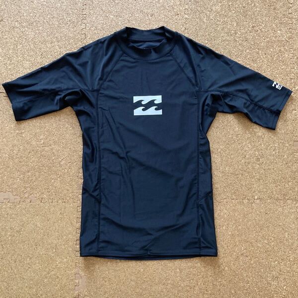 【美品】ビラボン billabong ラッシュガード 黒 Mサイズサーフィン サーファー 波乗り 海50+ UPF 半袖 ブラック 水着