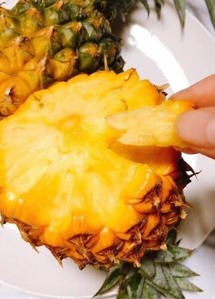 甘い!絶品!手でちぎって食べる!沖縄産スナックパイン 葉っぱなし1kg以上!