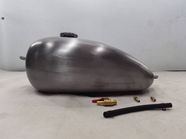 T-143 8L 汎用品 ハーレー バナナタンク ミディアムトンネル カスタムタンク タンク製作工房