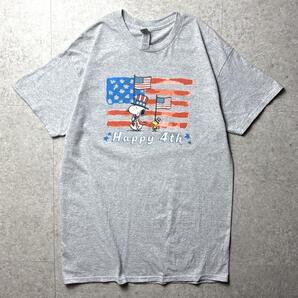 GILDAN 半袖Tシャツ スヌーピー ウッドストック アメリカ独立記念日 アメリカ国旗 イラスト ピーナッツ キャラクター グレー M