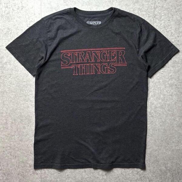 ストレンジャーシングス ネットフリックス Netflix 半袖Tシャツ タイトルロゴ ダークグレー 灰色 海外ドラマ M