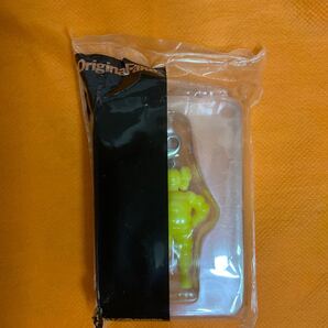 激レア新品 未開封 メディコムトイ製 Original Fake オリジナルフェイク KAWS カウズ フィギュア キーホルダー 黄色 ミシュラン