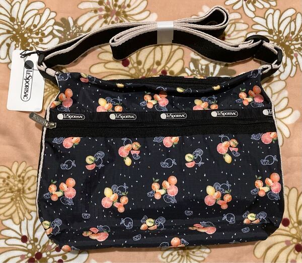 再↓人気★LeSportsacレスポートサック★SMALL HOBO 3709 F963 CITRUS BREEZE ショルダーバッグ ロゴ良好 フルーツ柄 ブラック