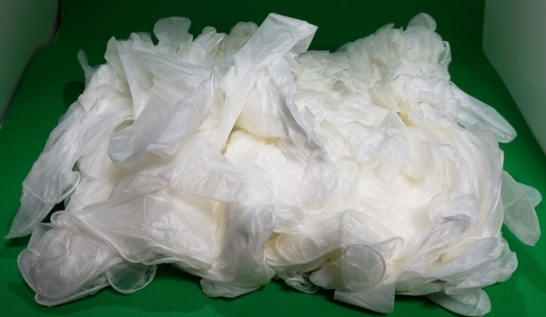 送料無料!新品使い捨て手袋 Mサイズ プラスチックグローブ(M)/100枚/1箱分 粉なしタイプ パウダーフリー 同梱不可