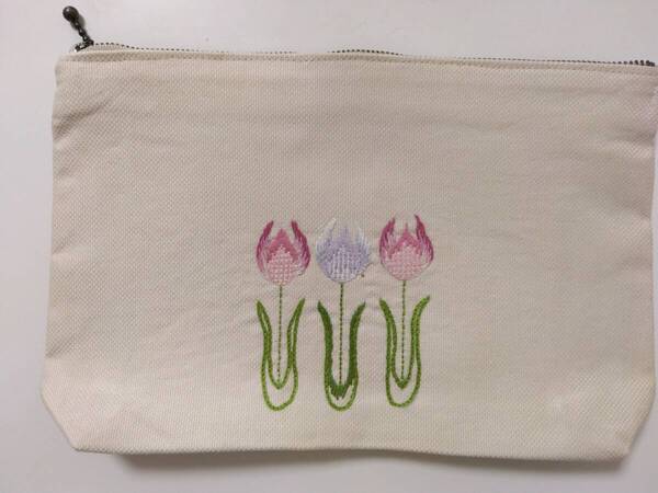 ポーチ 小物入れ 刺繍 戸塚刺繍 手刺繍 チューリップ 花柄 ハンドメイド 手作り 新品・未使用 コスメポーチ