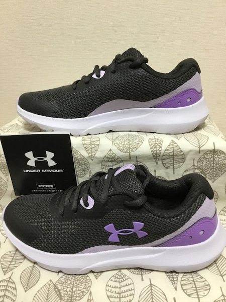 ◎新品 送料込◆23.5 UNDER ARMOUR スニーカー 灰×紫 01◆0515