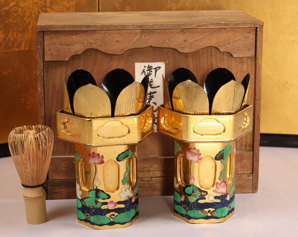 時代 寺院仏具 蓮水文 六角供花一対 浄土真宗本願寺派 供笥 花束 木製 漆芸 金彩 彩色【CM174】