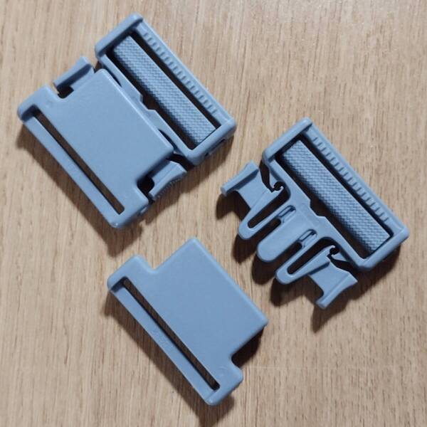 薄型バックル・YKK-LB50S・グレー・プラスチック製・対応ベルト幅:50mm・本体厚み:13.5mm・数量:1個(1組)