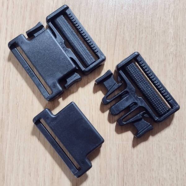 薄型バックル・YKK-LB50S・ブラック・プラスチック製・対応ベルト幅:50mm・本体厚み:13.5mm・数量:1個(1組)