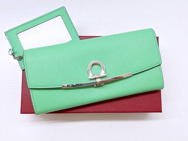 美品 Salvatore Ferragamo フェラガモ ガンチーニ クリップ 二つ折り長財布 22D150 ミントグリーン