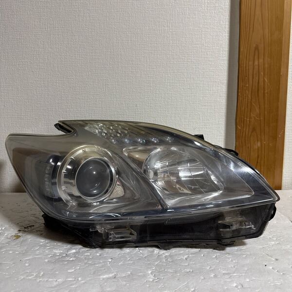 トヨタ プリウス 右 ヘッドライト ZVW30