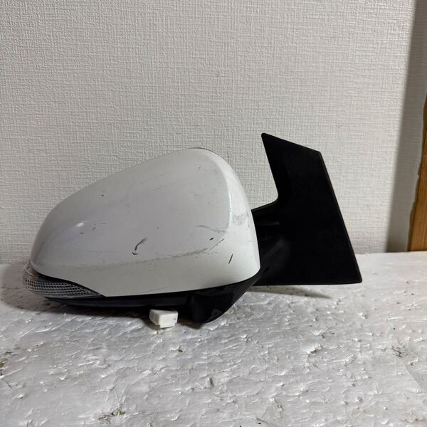 トヨタ アクア NHP10 右 ドアミラー