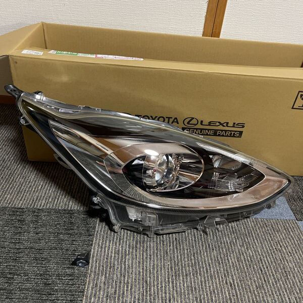 トヨタ アクア 31年式 NHP10 右ヘッドライト 送料込み 即決 NO 11 点灯済