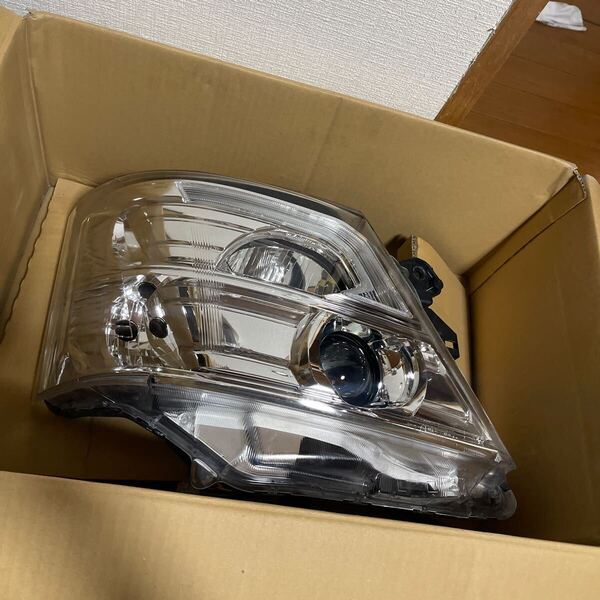 後期 LED E26 NV350キャラバン右 ヘッドライト ICHIKOH 1948 打刻:E 純正 送料込み 即決 美品 No 24 点灯済 取り割れ無し