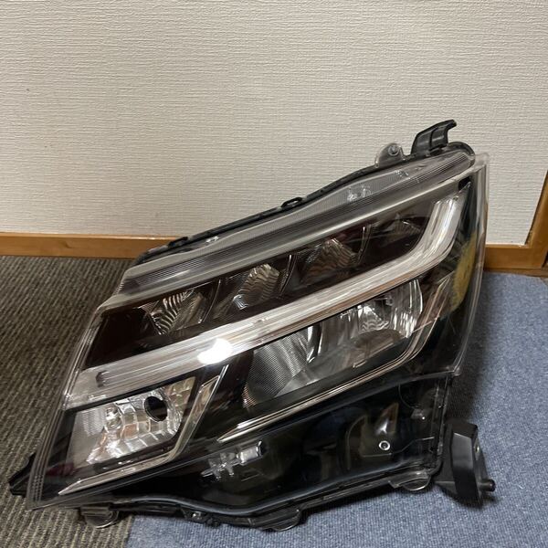 中古 (傷や汚れあり)タンク DBA-M900A 左ヘッドランプ LED STANLEY W3917