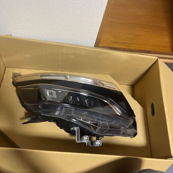 トヨタ純正 ヴォクシー 後期 80系 右 ヘッドライト LED ICHIKOH 28-240 ZWR80W VOXY 送料込み 即決 点灯済 美品 割れなし