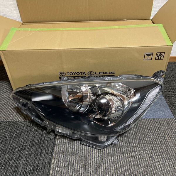 トヨタ アクア ヘッドライト 右 NHP10 Gs 送料込み 即決 No 134