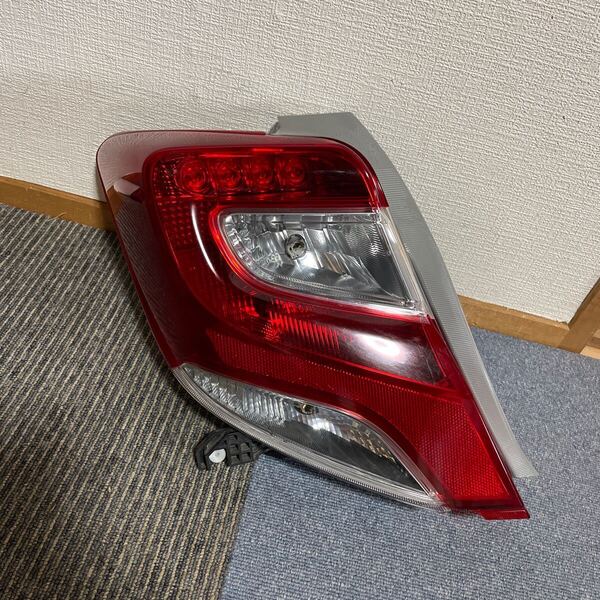ヴィッツ 純正 中期 左 テールランプ テールライト KSP130 NSP130 NSP135 RH LED KOITO 52-273 2016年 送料込み 即決