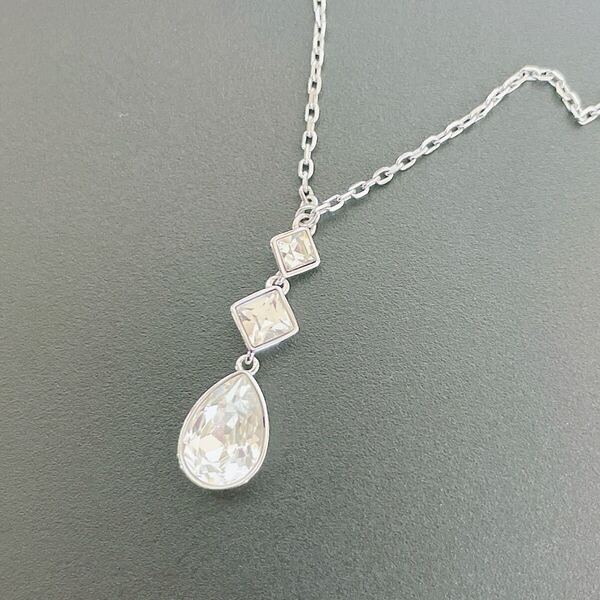 SWAROVSKI スワロフスキー 美品 正規品 アクセサリー ジュエリー ネックレス シルバー シンプル 3連 ドロップ スクエア
