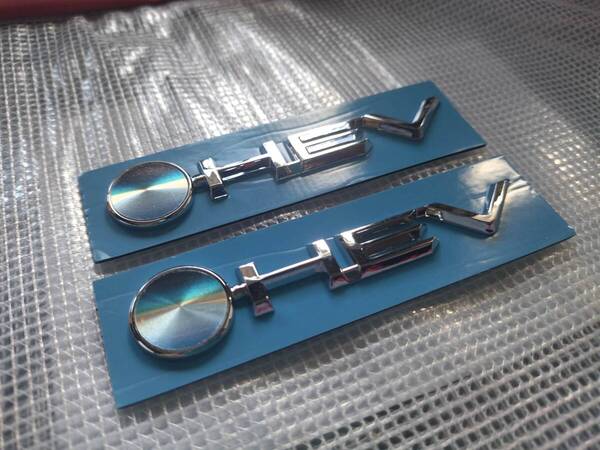 【2個セット】【ゆうパケット送料込】HEV 3Dエンブレム メッキシルバー 縦2.2cm×横10cm プリウス アクア ヤリス
