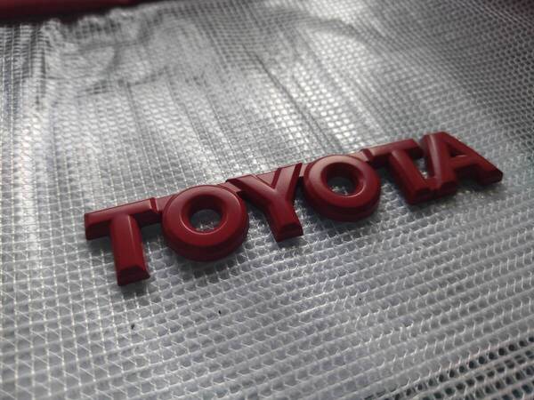 【ゆうパケット送料込】TOYOTA 3Dエンブレム(両面テープ付) レッド 縦2.4cm×横12cm トヨタ 金属製