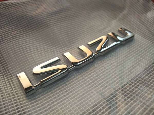 【ゆうパケット送料込】ISUZU(いすゞ) 3Dエンブレム(両面テープ付) メッキシルバー 縦2.4cm×横14.4cm プラスチック製