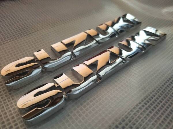 【ゆうパケット送料込】【2個セット】SUZUKI(スズキ) 3Dエンブレム(両面テープ付) メッキシルバー 縦2.5cm×横15.2cm プラスチック製