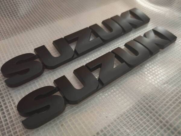 【2個セット】【ゆうパケット送料込】SUZUKI(スズキ) 3Dエンブレム(両面テープ付) マットブラック 縦2.5cm×横15.2cm プラスチック製