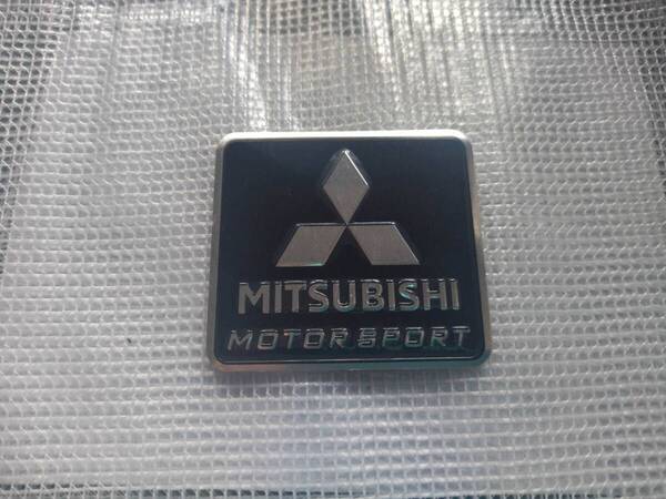 【ゆうパケット送料込】MITSUBISHI(三菱) エンブレムプレート ブラック 縦5.5cm×横6cm アルミ製